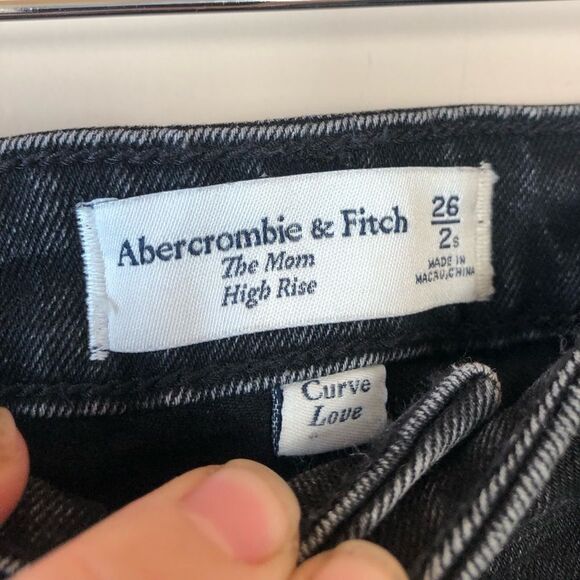 🔶 Abercrombie & Fitch | High Rise Distressed Mom Black Jeans - Picture 4 of 6